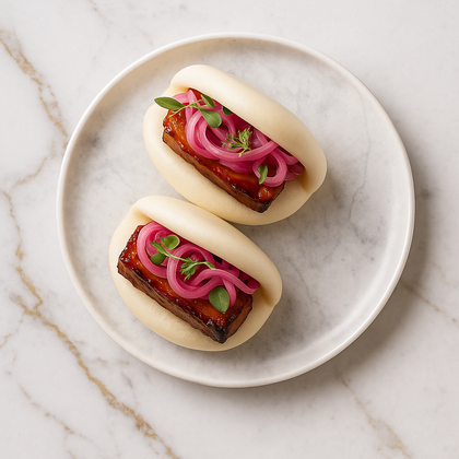 Bao de panceta laqueada con pickles de cebolla morada